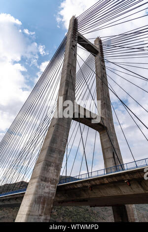 Pont suspendu moderne. Détail de la tour et des câbles d'acier. Barrios de Luna, Castille et Leon, Espagne. Banque D'Images