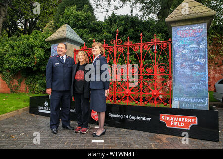 À l'embargo 0001 vendredi 13 septembre la soeur de John Lennon et président honoraire de la Strawberry Field project Julia Baird, au cours de l'ouverture de l'ancien champ de fraises maison d'enfants à Liverpool, rendu célèbre par la chanson des Beatles, qu'il s'ouvre au public pour la première fois en 70 ans. Banque D'Images