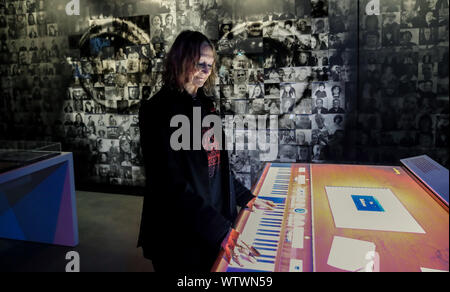 À l'embargo 0001 vendredi 13 septembre la soeur de John Lennon et président honoraire de la Strawberry Field project Julia Baird, au cours de l'ouverture de l'ancien champ de fraises maison d'enfants à Liverpool, rendu célèbre par la chanson des Beatles, qu'il s'ouvre au public pour la première fois en 70 ans. Banque D'Images