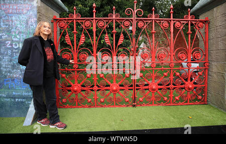 À l'embargo 0001 vendredi 13 septembre la soeur de John Lennon et président honoraire de la Strawberry Field project Julia Baird, au cours de l'ouverture de l'ancien champ de fraises maison d'enfants à Liverpool, rendu célèbre par la chanson des Beatles, qu'il s'ouvre au public pour la première fois en 70 ans. PA Photo. Photo date : mercredi 11 septembre, 2019. Voir l'activité de bienfaisance histoire la fraise. Crédit photo doit se lire : Peter Byrne/PA Wire Banque D'Images