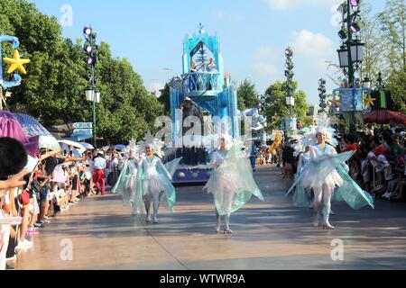 Shanghai, Shanghai, Chine. Sep 12, 2019. Shanghai, Chine - Shanghai Disneyland populaires projets punch-in : Mulan, Dream Garden Princess Castle, cartoon parade float IP, toy show de mobilisation, le somnambulisme Alice Wonderland Labyrinthe, l'avenir du concept car, Winnie l'ours aventures, Port des Caraïbes de la piraterie et des spectacles de théâtre, etc. Crédit : SIPA Asie/ZUMA/Alamy Fil Live News Banque D'Images