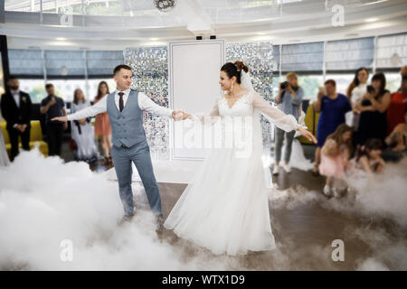 La danse de mariés au restaurant le jour de leur mariage Banque D'Images