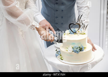 Les traditions de mariage. Le moment de couper le gâteau de mariage Banque D'Images