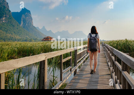 Young woman relaxing in park. Sam Roi Yod National Park, Thaïlande Banque D'Images