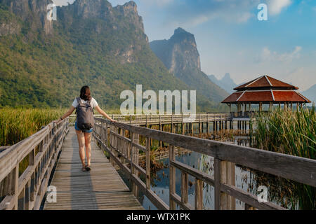 Young woman relaxing in park. Sam Roi Yod National Park, Thaïlande Banque D'Images