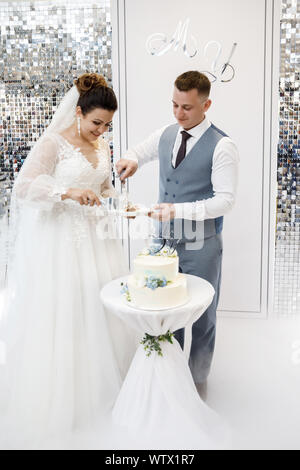 Les traditions de mariage. Le moment de couper le gâteau de mariage Banque D'Images