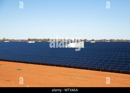 Des panneaux solaires à une centrale solaire à Nyngan Nouvelle Galles du Sud. Banque D'Images
