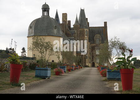 Pots de fleurs colorés le long de la voie menant à la petit pays château en France Banque D'Images