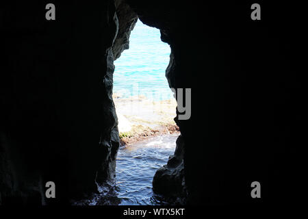 La vue à l'intérieur d'une grotte naturelle en mer à Tropea, Calabre, en Italie en août 2019 avec vue sur la mer à l'arrière Banque D'Images