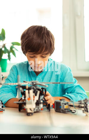 Élève la construction d'un hélicoptère à sa Leçon de science. Banque D'Images