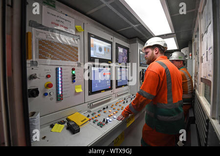 Les ingénieurs à l'intérieur de la salle de contrôle de l'un tunnelier d'excaver une section de la Thames Tunnel Tideway à Londres. Banque D'Images