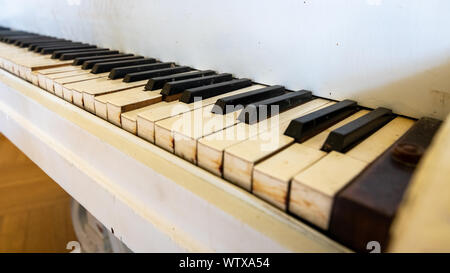 Vieux Piano Keys, sale et cassée Banque D'Images