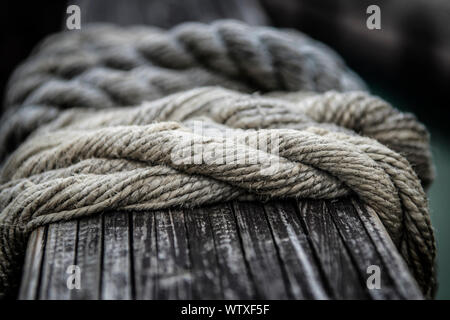 Des cordes d'un vieux bateau à voile, close-up, faible profondeur de champ. Banque D'Images