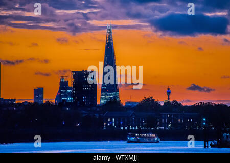 Londres, Royaume-Uni. Sep 11, 2019. Le soleil se couche derrière le fragment comme vu de la Greenwich.UK weather n'a cessé de s'améliorer toute la semaine, avec les prédictions de ciel clair pour le week-end. Crédit : Guy Bell/Alamy Live News Banque D'Images