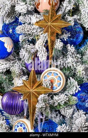 Collection d'étoiles d'or, bleu des boules de Noël, Noël pour l'arbre de Noël, une sphères de l'harfang des branches de l'arbre de Noël. Banque D'Images