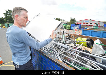 Mettre l'homme en ferraille skip pour le recyclage au centre de recyclage des déchets ménagers united kingdom Banque D'Images