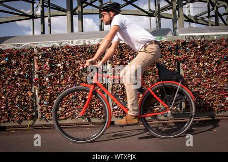 Cadenas sur grillage de sentier d'Hohenzollern le pont de chemin de fer, Cologne, Allemagne. Vorhaengeschloesser Liebesschloesser als suis Thousand Oaks Real entlang des histoires Banque D'Images