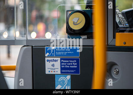 Paiement par carte à puce d'Huître reader sur un bus de Londres, The Strand, London, UK Banque D'Images