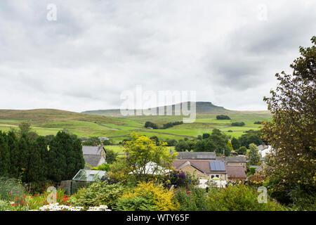 La partie du village de Horton-en-Ribblesdale, Yorkshire du Nord sur un jour nuageux, à l'Est, vers le Pen-y-Ghent Banque D'Images