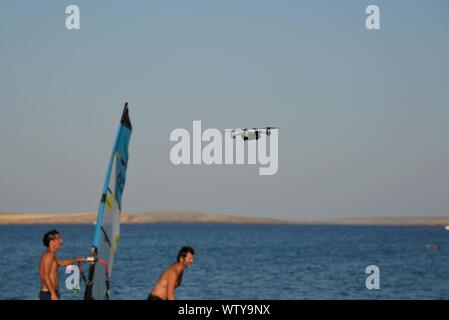 Drone en vol plus de surfeurs de plage Kouremenos, Crète, Grèce. Banque D'Images