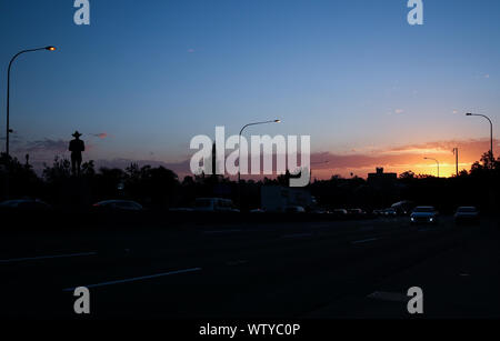 Sydney. 12Th Mar, 2019. Photo prise le 5 septembre 2019 montre une statue de soldat néo-zélandais près du pont de l'Anzac à Sydney, Australie. L'Anzac Bridge est situé dans le port de Sydney. Le nom d'origine du pont est 'Glebe Island Bridge'. En 1998, l'Australie New South Wales Government renommé le pont comme l'abréviation de l'Anzac (Australian and New Zealand Army Corps) pont comme un mémorial pour les soldats australiens et néo-zélandais qui sont morts dans la bataille de Gallipoli. Credit : Bai Xuefei/Xinhua/Alamy Live News Banque D'Images