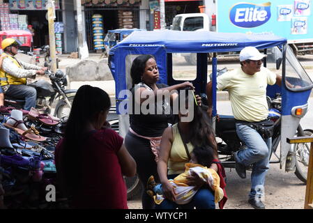 Puerto Maldonado, Pérou. Sep 11, 2019. Une coiffure travaille sur un client dans la rue à Puerto Maldonado. Crédit : John Milner SOPA/Images/ZUMA/Alamy Fil Live News Banque D'Images