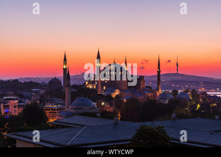 Sainte-sophie à Istanbul, coloré coucher de soleil. Banque D'Images