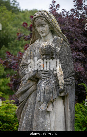 Papillon sur statue de pierre Banque D'Images