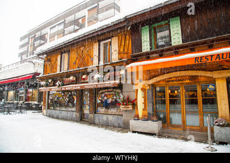 Chamonix, France - 30 janvier 2015 : Magasin de vente produits régionaux traditionnels dans le centre de la ville de Chamonix dans les Alpes, la France au cours de la neige Banque D'Images