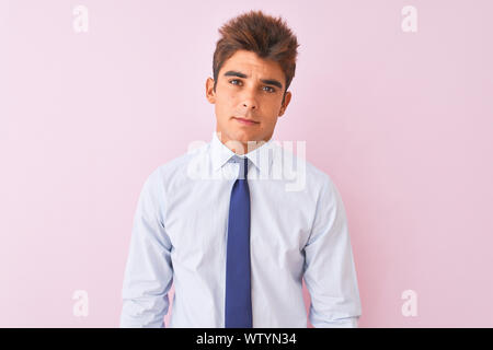 Young handsome businessman wearing chemise et cravate debout sur fond rose isolés à somnolent et fatigué, épuisé de fatigue et de gueule de bois, Banque D'Images