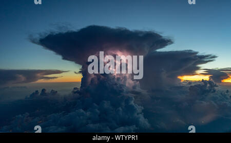 Orage avec des éclairs intenses durant le coucher du soleil Banque D'Images