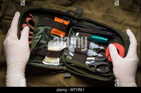 Pocket militaire plein air trousse de premiers soins sur fond de toile kaki Banque D'Images