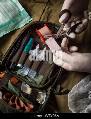 Pocket militaire plein air trousse de premiers soins sur fond de toile kaki Banque D'Images