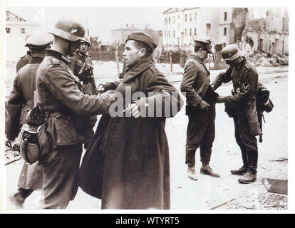 Les troupes allemandes de désarmer les soldats soviétiques à Berlin durant la Seconde Guerre mondiale Banque D'Images