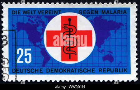 Allemagne, vers 1962 : timbre-poste imprimé en Allemagne (DDR), dédiée à la Croix Rouge Internationale, montre Globe, vers 1962 Banque D'Images