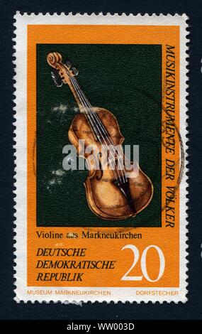 Allemagne - circa 1979 : timbres en Allemagne de l'est montrant l'image de fiddle, série, vers 1979 Banque D'Images