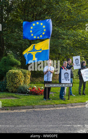 Sedgefield, Stockton on Tees, UK. 11 septembre 2019. La partie Brexit ont été la tenue d'une conférence à l'Hippodrome de Sedgefield où Nigel Farage a été l'orateur principal. Restent partisans, Tees4Europe, protestant contre Nigel Farage à proximité du lieu d'exposition avec leurs drapeaux et bannières. David Dixon / Alamy Banque D'Images