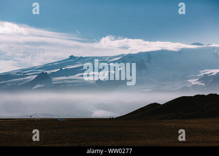 Belles montagnes de neige en face de la toundra dans le désert islandais Banque D'Images