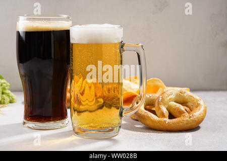 Divers types de bière fraîchement coulé - la lumière et l'obscurité et snack-variété. Copier l'espace. Banque D'Images