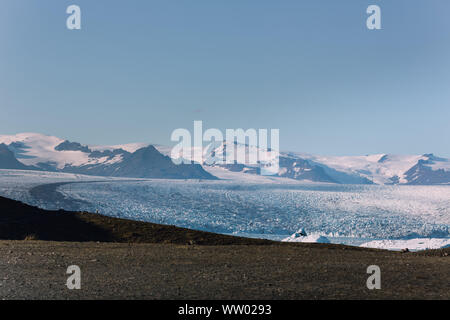 Belles montagnes de neige en face de la toundra dans le désert islandais Banque D'Images