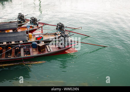 Bateau à grande vitesse à moteur à queue longue dans la rivière. Banque D'Images