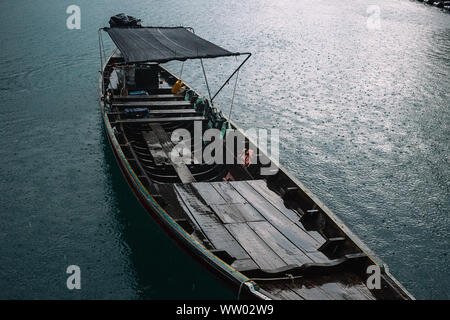 Longue queue bateau. bateau sur le lac en un jour pluvieux de la Thaïlande est vieille forêt tropicale. Excursion en canot sur le lac Cheow Lan Banque D'Images