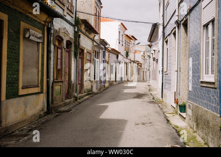 Vue sur la rue Vieille Ville de Aveiro. Les rues étroites avec des maisons typiquement portugaise. Banque D'Images