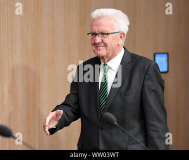 Stuttgart, Allemagne. Sep 12, 2019. Winfried Kretschmann (Bündnis 90/Die Grünen), Ministre-président de Bade-Wurtemberg, va à la conférence de presse de l'état dans l'état le parlement. Crédit : Bernd Weißbrod/dpa/Alamy Live News Banque D'Images