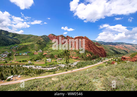 Vue du haut de la crête sept taureaux, un village, une rivière et de la route dans la gorge de Jety Oguz Kirghizistan Banque D'Images