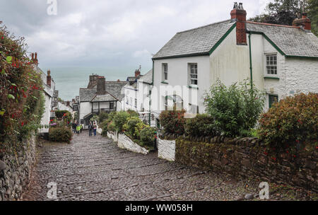 Clovelly, un petit port et hillside village perdu dans le temps sur la côte du North Devon les cailloux glissants après la pluie Banque D'Images