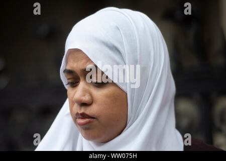 Shelina Begum arrive à la Royal Courts of Justice à Londres, elle et son époux Mohammed Raqeeb sont au centre d'un traitement de soutien de la vie de la Haute Cour leur différend sur cinq-année-vieille fille Tafida. Banque D'Images