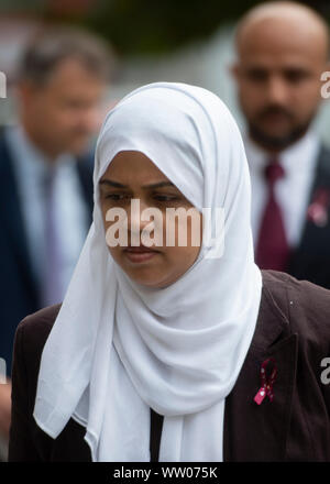 Shelina Begum arrive à la Royal Courts of Justice à Londres, elle et son époux Mohammed Raqeeb sont au centre d'un traitement de soutien de la vie de la Haute Cour leur différend sur cinq-année-vieille fille Tafida. Banque D'Images