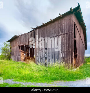 Ancien hangar en bois sur le point de tomber sur le côté Banque D'Images