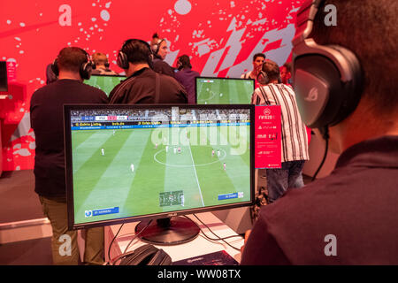 FIFA20 visiteurs jouent le jeu de l'ordinateur à la gamescom , le plus grand salon du monde pour l'ordinateur et les jeux vidéos à Cologne, Allemagne le 21 août 2019 Banque D'Images